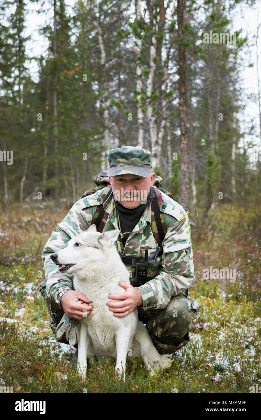 Chasseur et son chien dans les terrains de chasse, octobre, Russie Banque D'Images