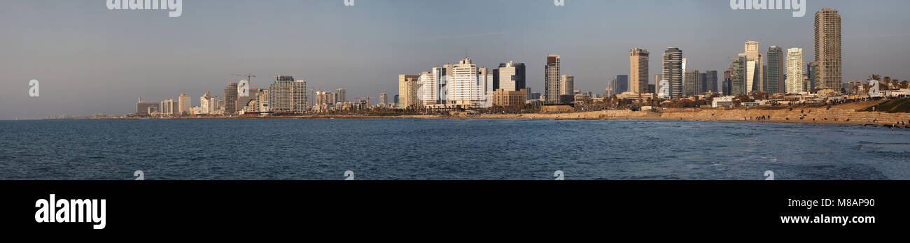 Tel Aviv panorama, immeubles de grande hauteur, des gratte-ciel au bord de l'eau, mer bleue, ciel bleu avec des nuages ténus, Israël. Banque D'Images