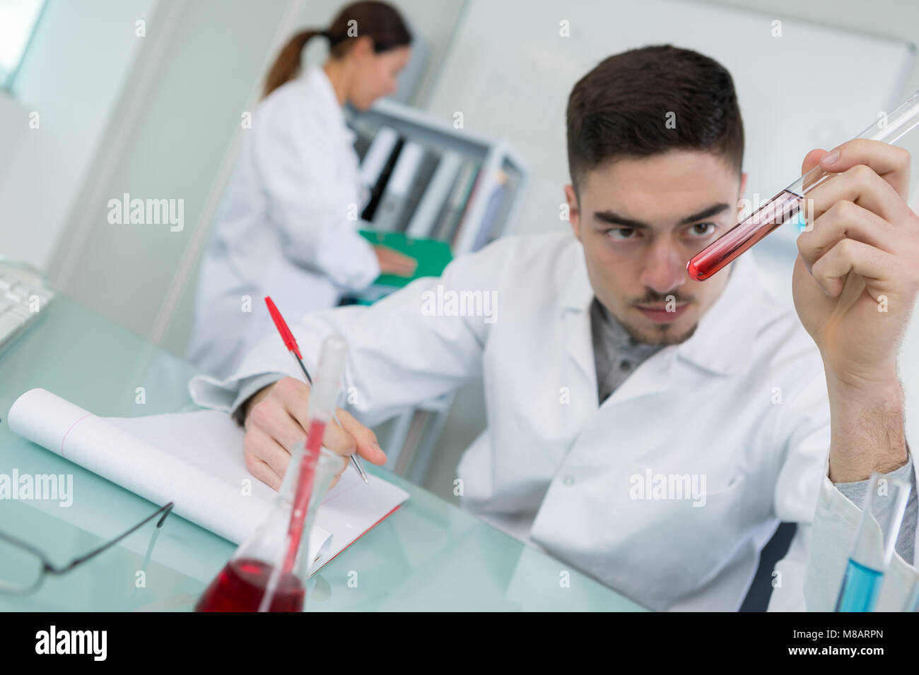 Des tests sanguins en laboratoire Banque D'Images