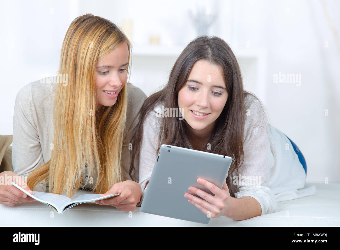 Jeune femme à l'aide d'une tablette pour faire de la recherche Banque D'Images