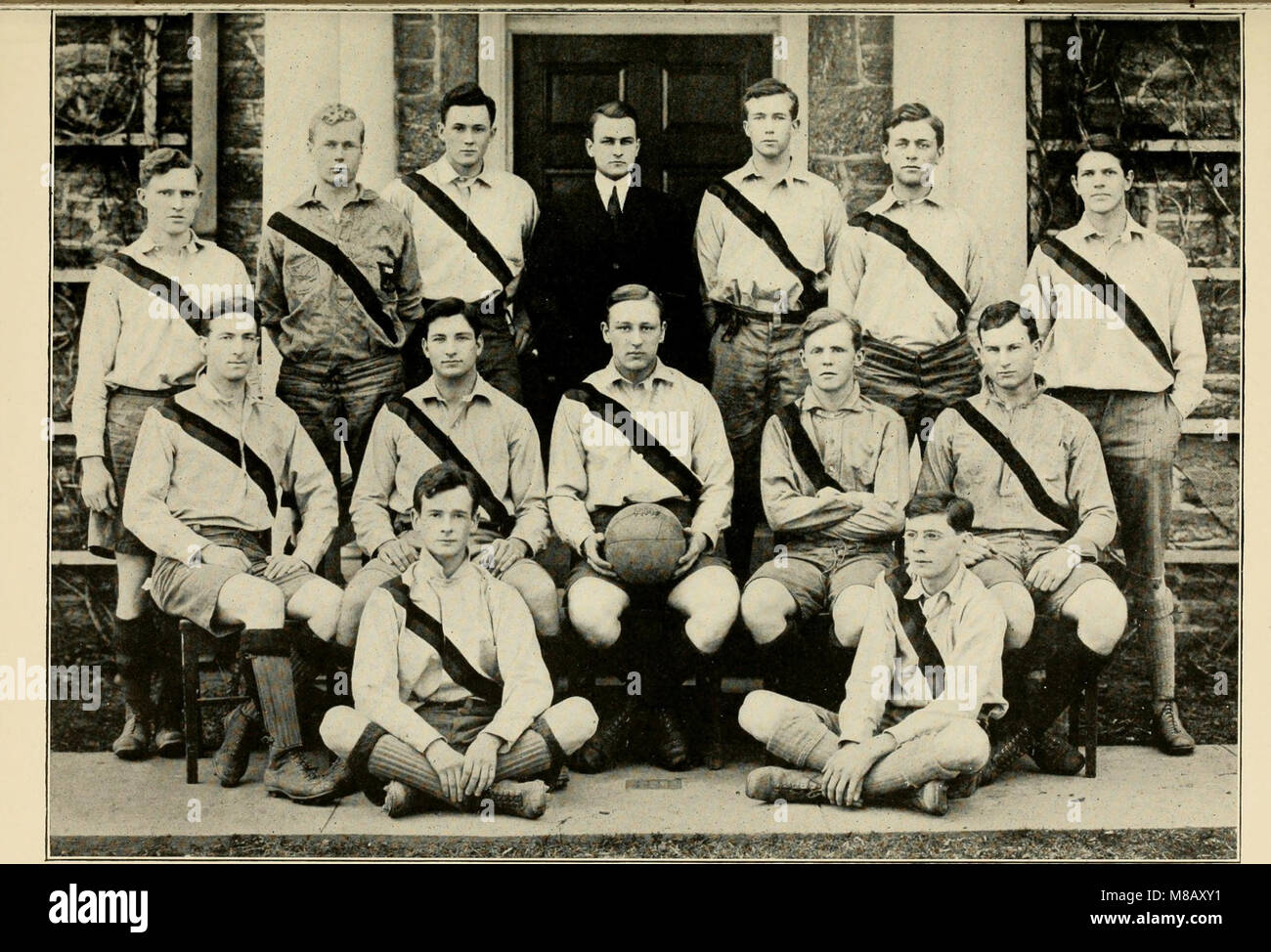Le bulletin du Collège Haverford, Nouvelle série, 1908-1910, offre un aperçu des développements académiques et culturels au collège au cours de cette période, mettant en évidence le corps professoral, les cours et la vie étudiante. Banque D'Images