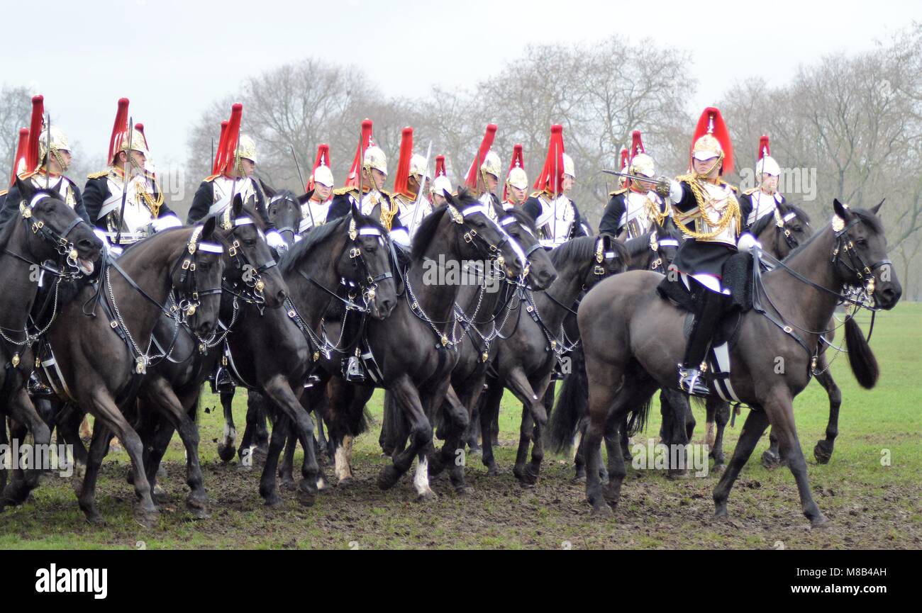 Le major Benjamin Bathurst, CBE, Commandant de la Division des ménages a inspecté le ménage complet avant l'été de la Division des fonctions honorifiques Banque D'Images