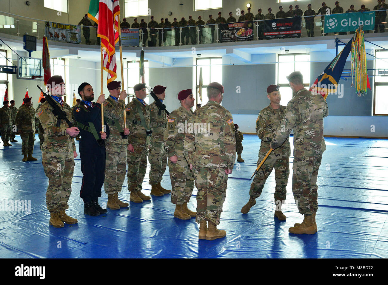 Commande sortant Le Sgt. Le major Franklin Velez de la 173e Brigade aéroportée passe les couleurs au colonel James B. Bartholomees III, commandant de la 173e Brigade aéroportée, pendant le changement de responsabilité à Caserma Del Din à Vicenza, Italie, le 27 février, 2018. La 173e Brigade aéroportée de l'armée américaine est la force de réaction d'urgence en Europe, capables de projeter des forces n'importe où aux États-Unis, d'Europe centrale ou de l'Afrique des commandes de domaines de responsabilité. (U.S. Army Banque D'Images