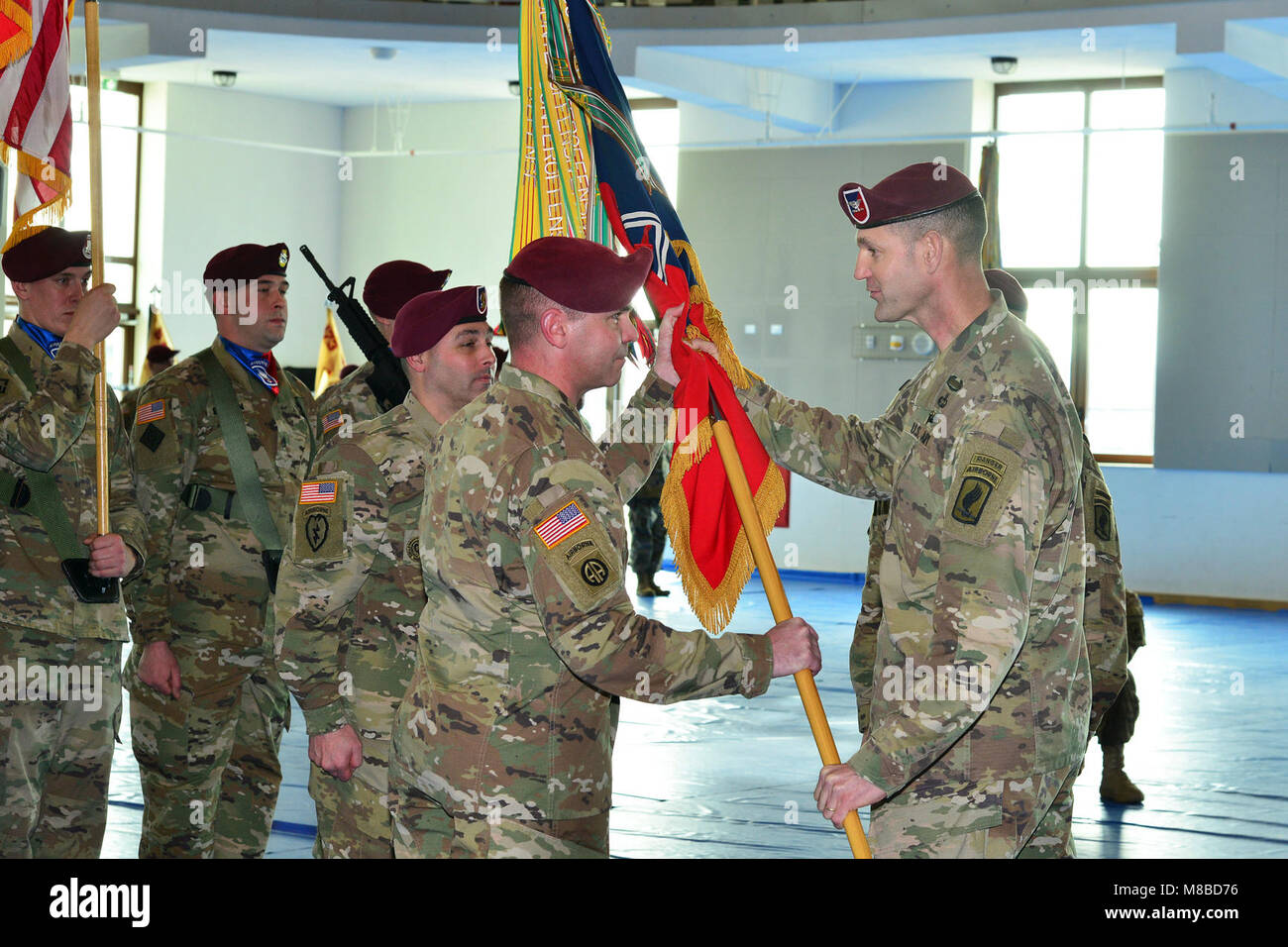 Le Sgt commande. Le Major Erick E. Ochs, commande entrant Le Sgt. Le major de la 173e Brigade aéroportée, à gauche, reçoit les couleurs du colonel James B. Bartholomees III, commandant de la 173e Brigade aéroportée, pendant le changement de responsabilité à Caserma Del Din à Vicenza, Italie, le 27 février, 2018. La 173e Brigade aéroportée de l'armée américaine est la force de réaction d'urgence en Europe, capables de projeter des forces n'importe où aux États-Unis, d'Europe centrale ou de l'Afrique des commandes de domaines de responsabilité. (U.S. Army Banque D'Images