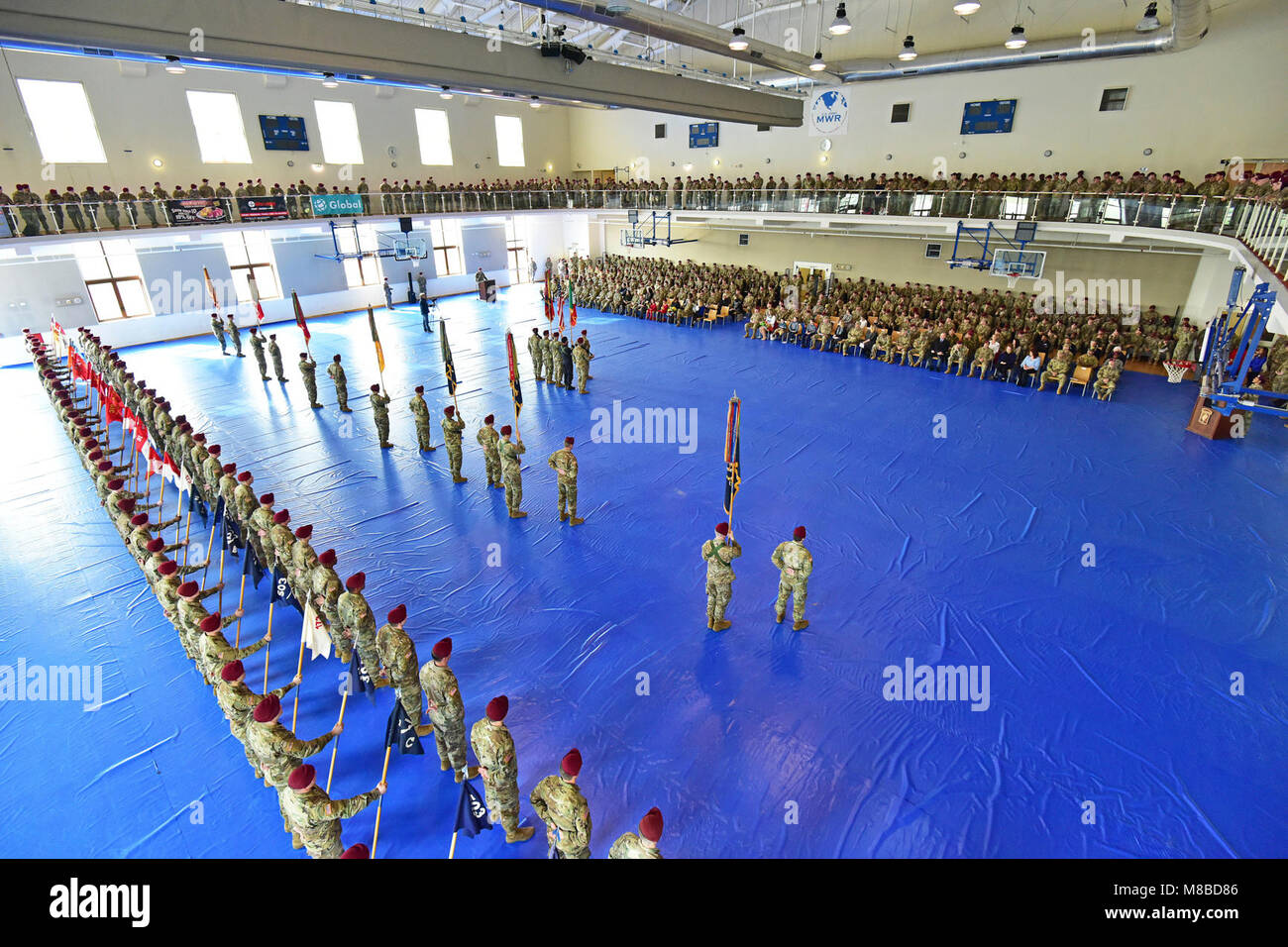 Le colonel James B. Bartholomees III, commandant de la 173e Brigade aéroportée, fournit des commentaires au cours d'un changement de responsabilité à Caserma Del Din, Vicenza, Italie, le 27 février, 2018. La 173e Brigade aéroportée de l'armée américaine est la force de réaction d'urgence en Europe, capables de projeter des forces n'importe où aux États-Unis, d'Europe centrale ou de l'Afrique des commandes de domaines de responsabilité. (U.S. Army Banque D'Images