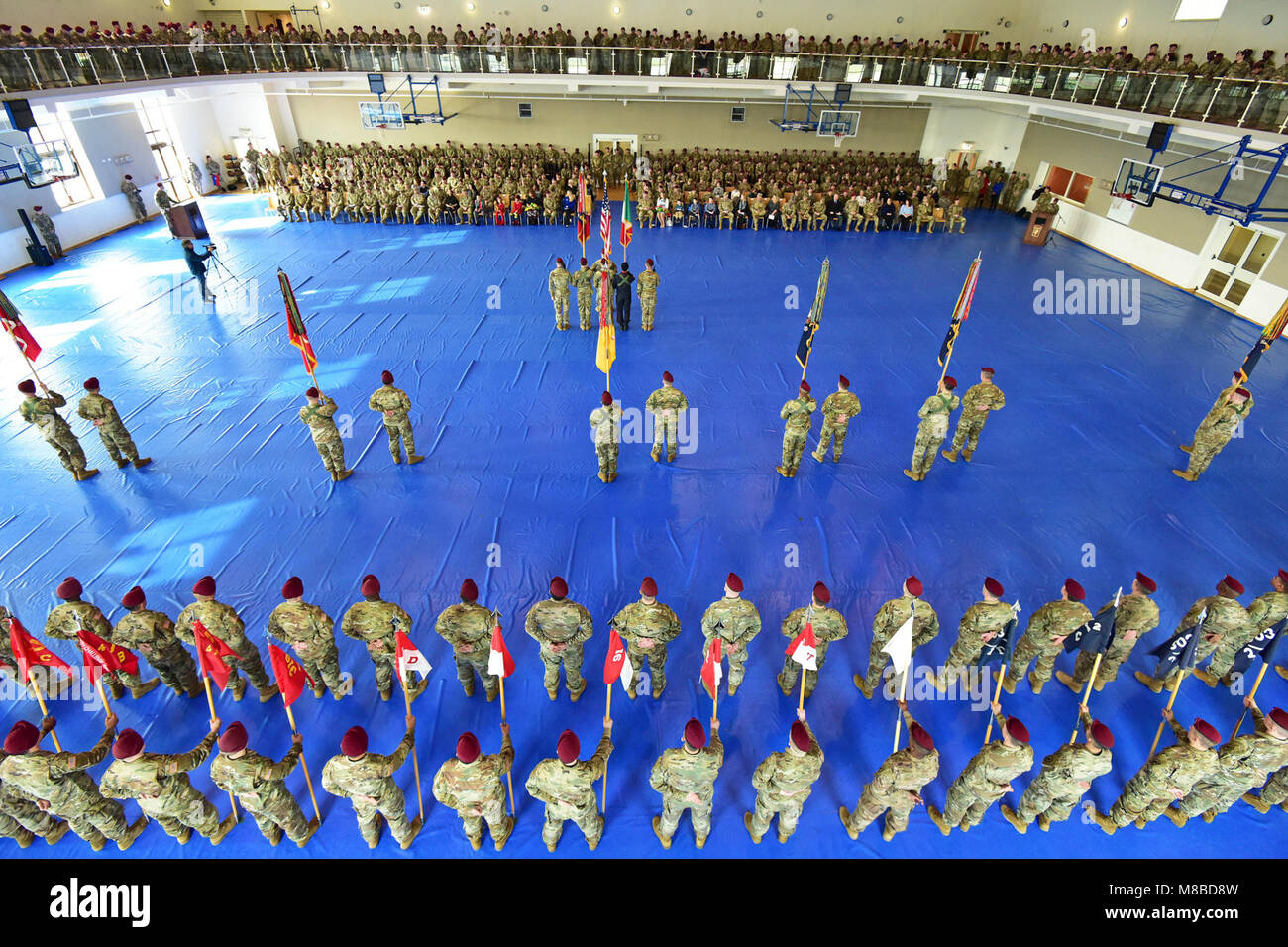 Le colonel James B. Bartholomees III, commandant de la 173e Brigade aéroportée, fournit des commentaires au cours d'un changement de responsabilité à Caserma Del Din, Vicenza, Italie, le 27 février, 2018. La 173e Brigade aéroportée de l'armée américaine est la force de réaction d'urgence en Europe, capables de projeter des forces n'importe où aux États-Unis, d'Europe centrale ou de l'Afrique des commandes de domaines de responsabilité. (U.S. Army Banque D'Images