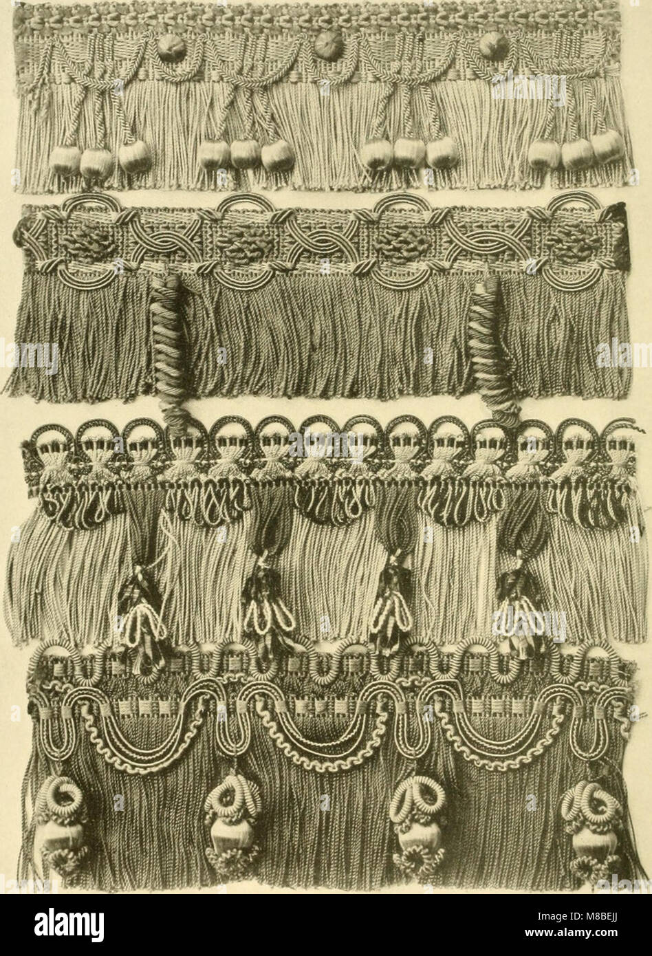 Textiles décoratifs ; un livre illustré sur les meubles, les revêtements de murs et sols, y compris les damas, velours et brocarts, tapisseries, Dentelles, broderies, chintzes, cretones, de tentures et d'(14804865393) Banque D'Images