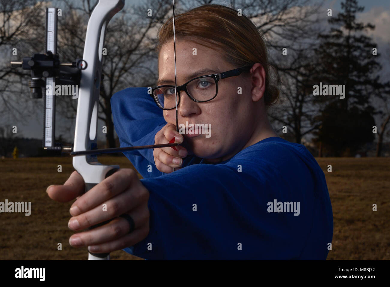 Airman Senior Karah Behrend, Air Force guerrier blessé, pose pour un portrait avec son arc classique qu'elle pratique avec le 7 février 2018 au Fort George G. Meade, Maryland Behrend a reçu un diagnostic de Dystrophie Sympathique Réflexe (DSR) en 2015. Elle est devenue une armée de l'air guerrier blessé en 2016 et est en compétition dans l'équipe de soldats blessés 2018 procès pour l'Armée de l'air. (U.S. La Force aérienne et le s.. Alexandre Montes) Banque D'Images