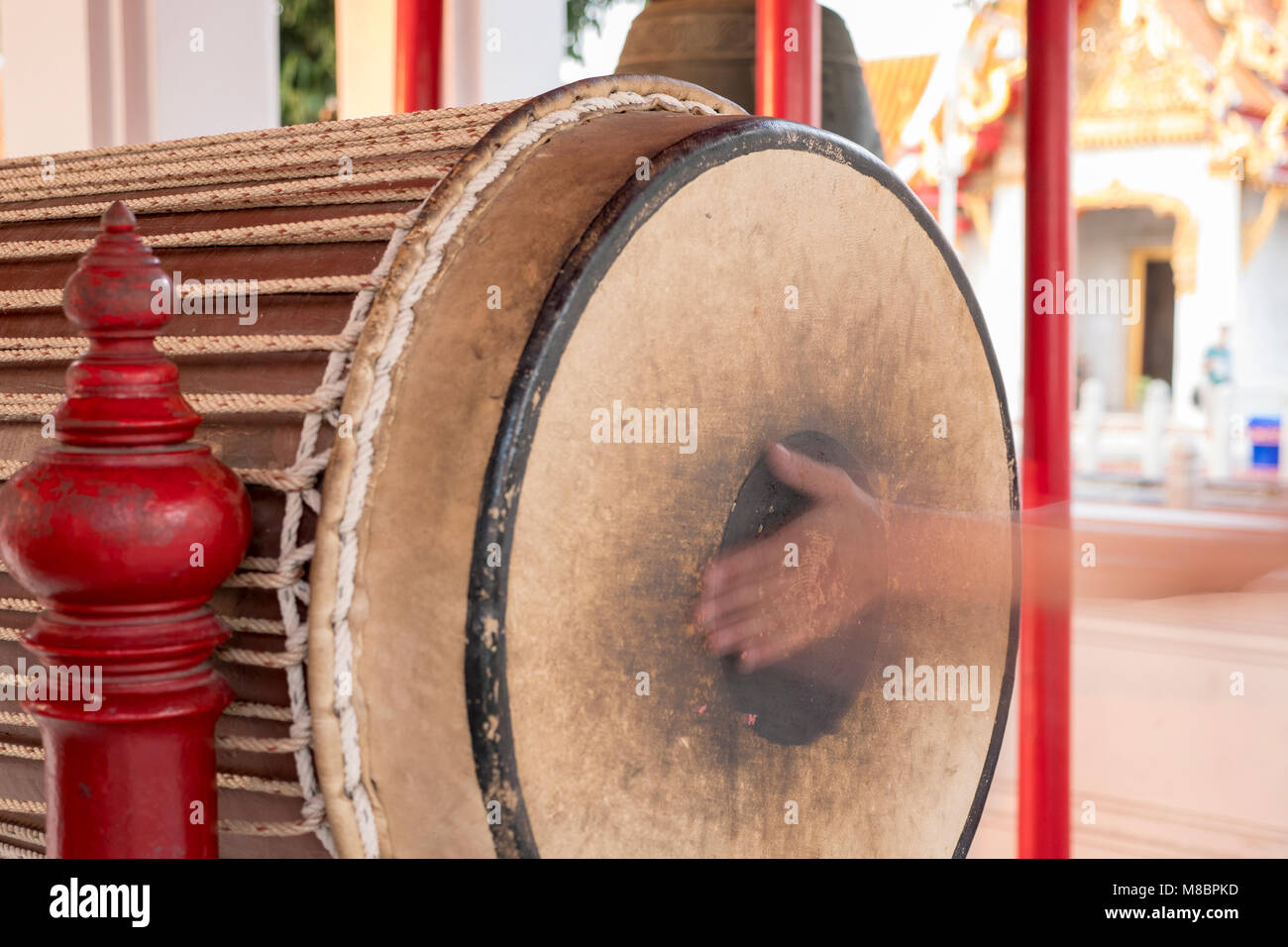 Main qui joue tambour : Wat Benchamabophit Dusitvanaram, temple de marbre de Bangkok, Thaïlande Banque D'Images