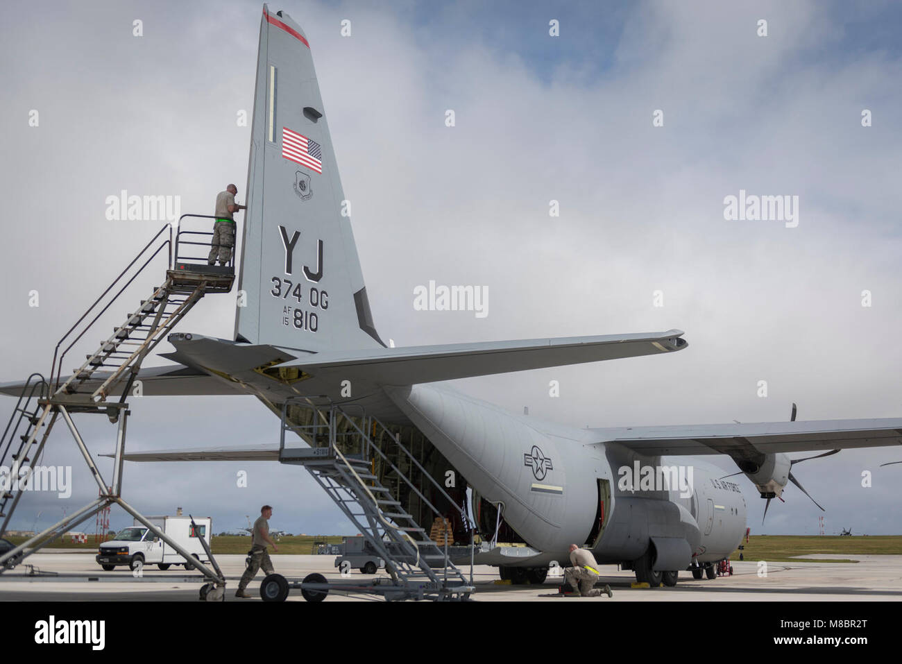 Aviateurs affecté à la 374e groupe d'entretien effectuer la maintenance d'un U.S. Air Force C-130J Super Hercules affecté à la 36e Escadron de transport aérien au cours de l'effort à faire face au nord en 2018 à la base aérienne d'Andersen, de Guam, le 22 février. CN18 permet aux États-Unis et les forces alliées à la pratique de l'aide humanitaire et secours en cas de catastrophe les efforts de préparation et de se remettre des effets dévastateurs des catastrophes naturelles. (U.S. Air Force Banque D'Images