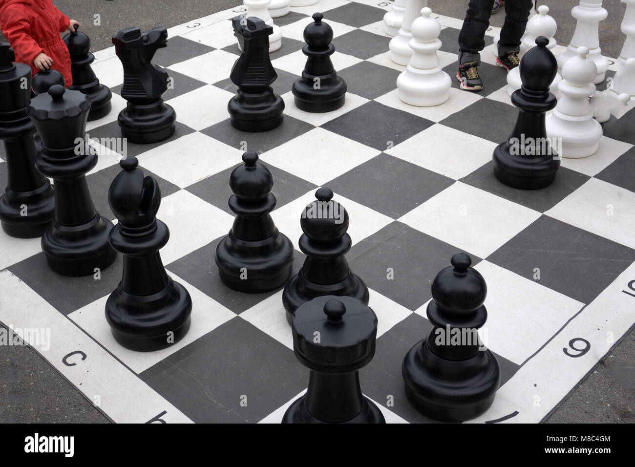 Photo d'une photo d'un échiquier et pièces d'échecs en bois, pièces d'échecs sur un échiquier Banque D'Images