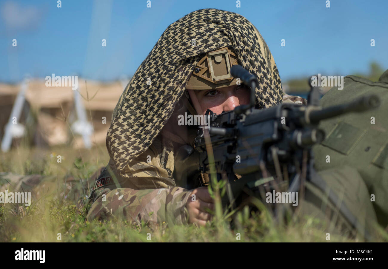 Navigant de première classe Janine Lieder, 736e Escadron des Forces de sécurité s'envoler membre de l'équipe de sécurité, défend une position au cours d'un système de ravitaillement rapide en hélicoptère (SIENNE) mise en service au cours de l'effort à faire face au Nord 2018 à Tinian, U.S. Commonwealth du Mariana Islands du nord, le 26 février. La Sienne est un système d'alimentation déployables capables de stocker 3 000 gallons de carburant. (U.S. Air Force Banque D'Images