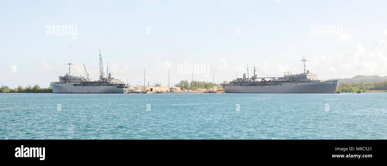 POINT POLARIS, Guam (fév. 27, 2018) Le sous-marin USS offres Câble Frank (40), à gauche, et l'USS Emory S. Land (comme 39) sont amarrés en Apra Harbour, le 27 février. Entre eux se trouve le Los Angeles-classe sous-marin d'attaque rapide USS Asheville (SSN 758). Câble Frank et Emory S. La Terre sont l'avant-déployé à Guam, et de réparation, se réarmer et réapprovisionner U.S. Naval Forces déployées dans la région Indo-Pacifique. (U.S. Navy Banque D'Images