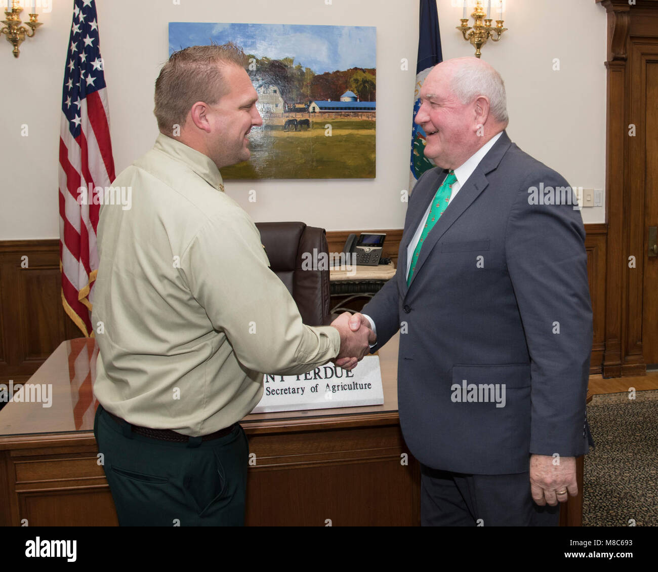 À partir de la droite, secrétaire du ministère de l'Agriculture des États-Unis Sonny Perdue chat avec de l'USDA Forest Service pompier David Dahlberg, à Washington, D.C. le 30 janvier 2018. David est honorée pour ses actions courageuses pendant la saison des incendies de 2017 historique. Le 8 juillet 2017, David a contribué à sauver 58 enfants et 24 membres du personnel et les conseillers retenus au Cercle V Ranch Camp par l'incendie de Whittier Santa Barbara, CA. David a travaillé à lui seul d'ignifuger le camp et garder ses habitants jusqu'à ce qu'ils pouvaient tous être sauvés. Grâce aux efforts de David, le Santa Barbara, un service d'incendie Banque D'Images