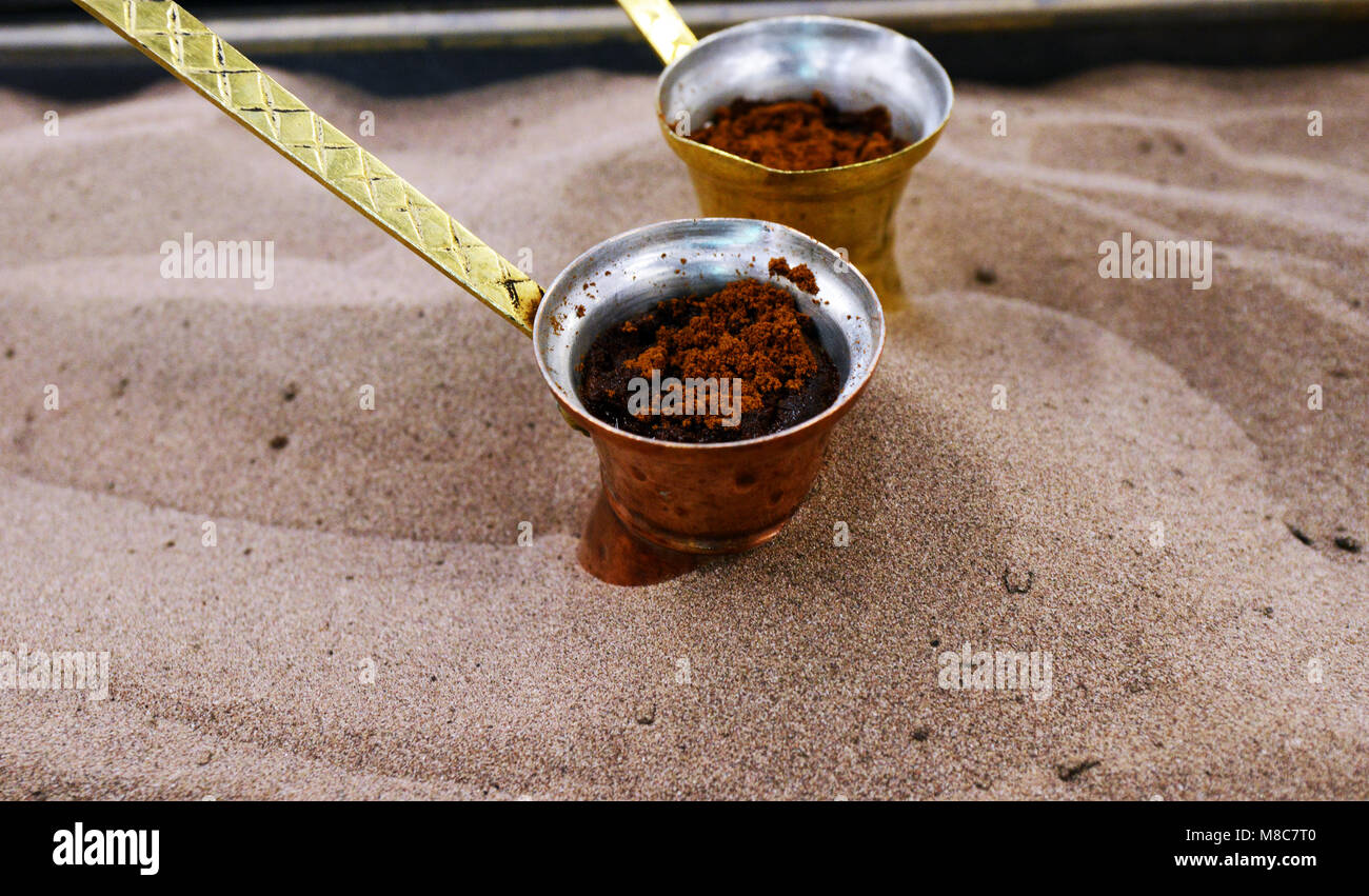 Le café grec est brassée au sable chaud. Banque D'Images
