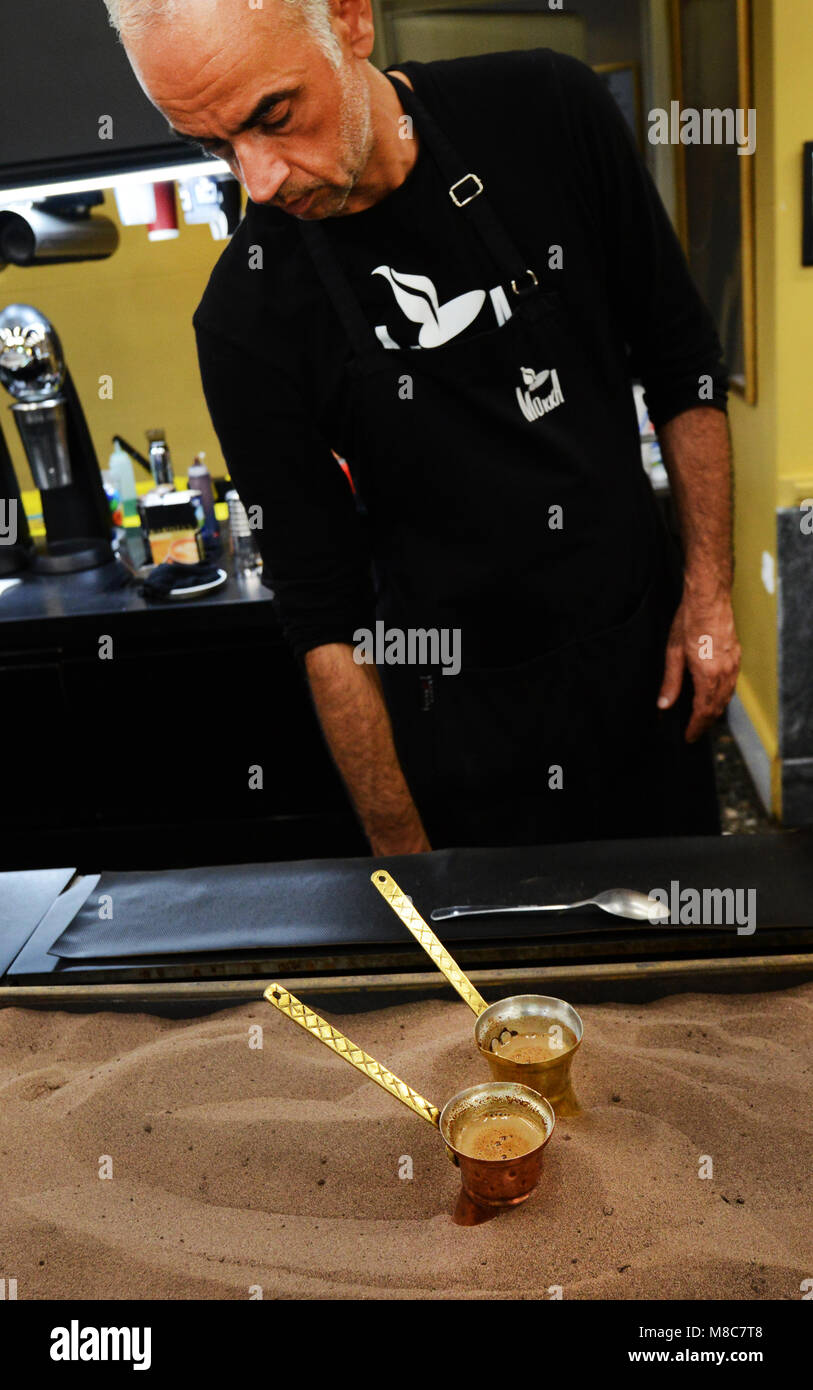 Le café grec est brassée au sable chaud. Banque D'Images