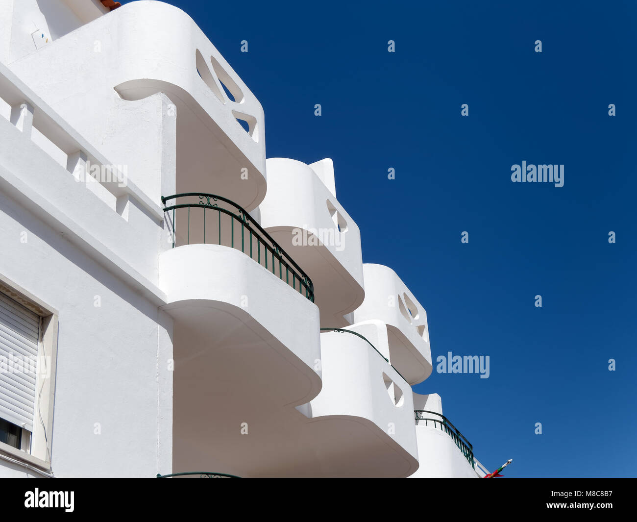 ALBUFEIRA, LE SUD DE L'ALGARVE / PORTUGAL - 10 mars : Avis d'un immeuble blanc à Albufeira au Portugal le 10 mars 2018 Banque D'Images