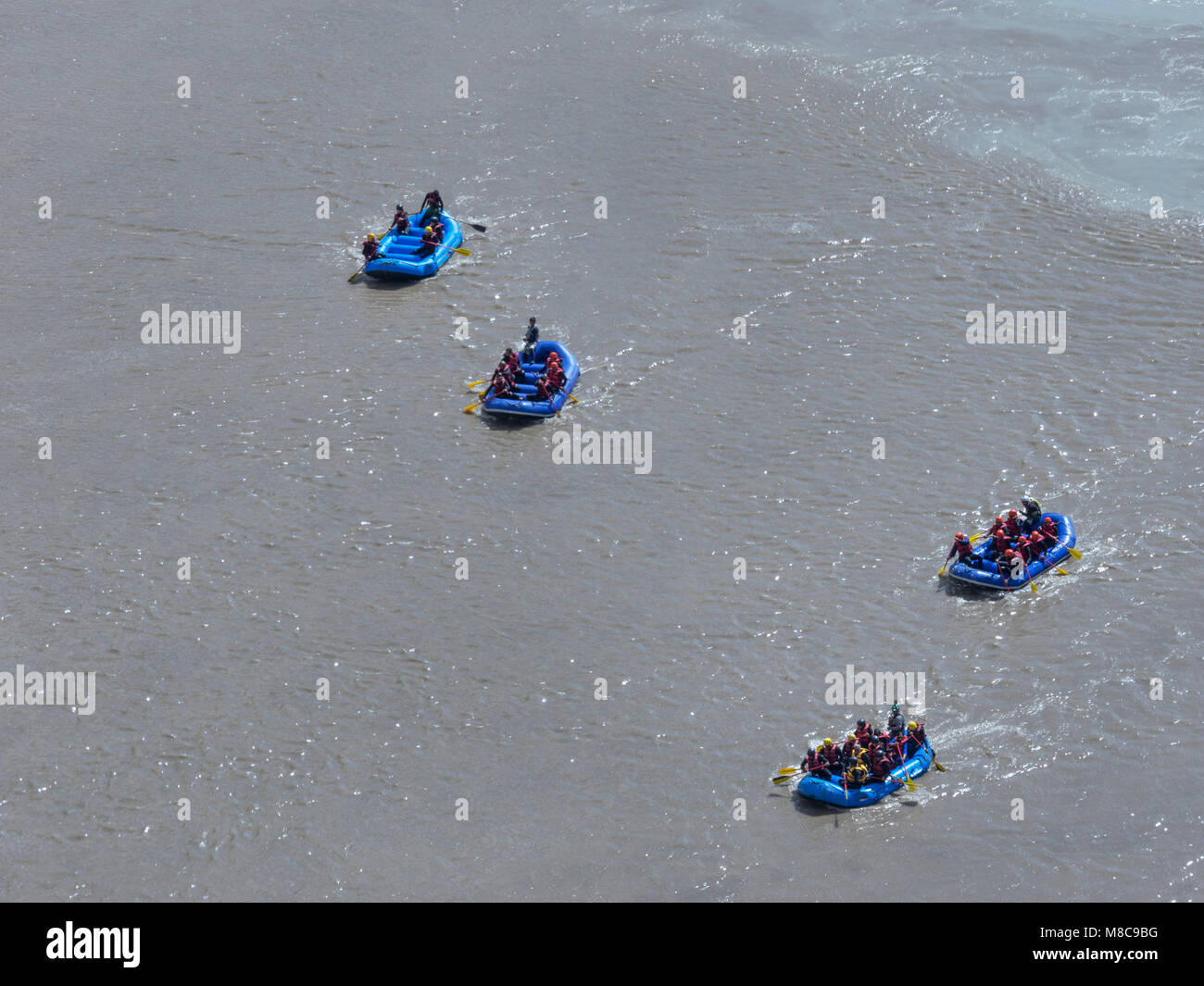 Rafting sur la rivière de montagne, bleu avec des gens sont des bateaux flottant sur la surface gris nuageux d'un puissant jet d'eau. Banque D'Images