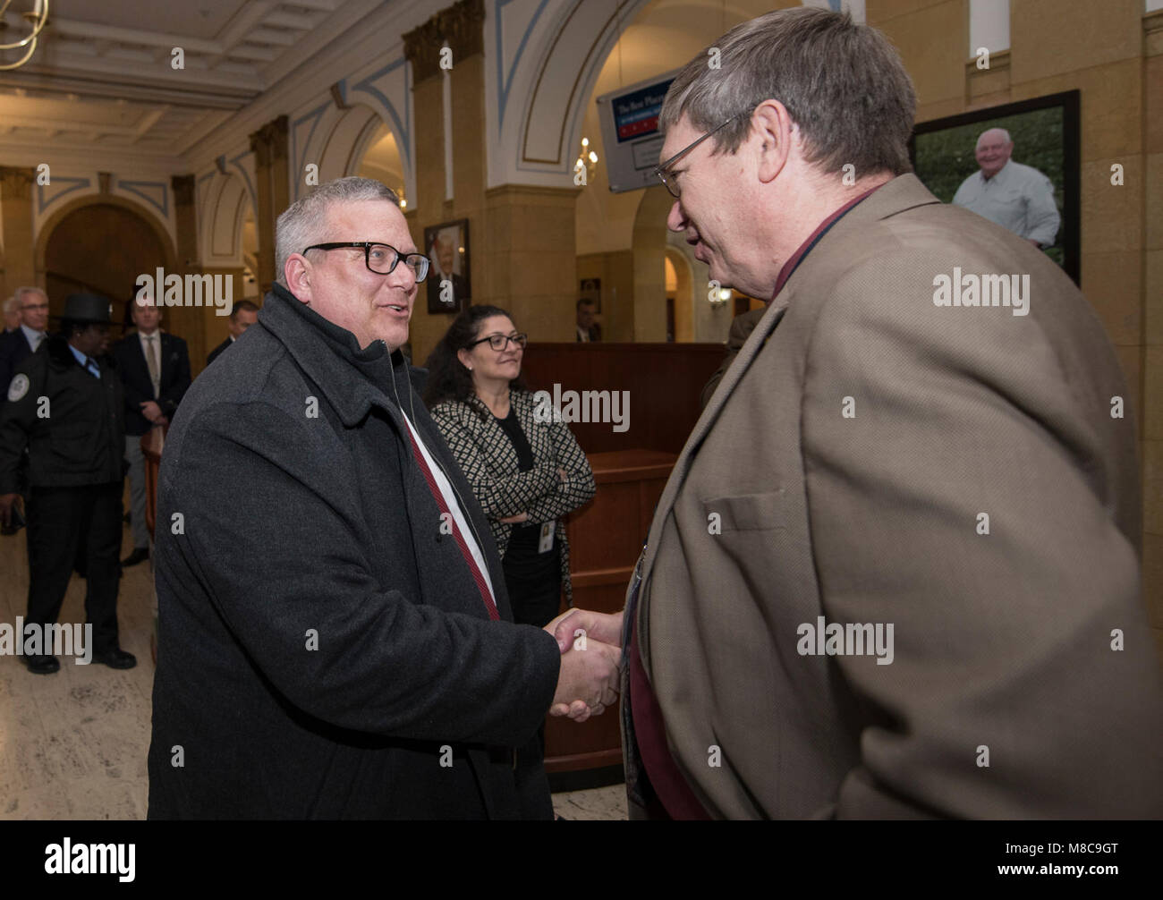 Ministère de l'Agriculture américain ) Ferme et Service de l'Agriculture étrangère (FFA)* Sous-secrétaire Bill Northey, gauche, arrive au quartier général de l'USDA à Washington, D.C., le 7 mars 2018. Collaborateurs L'accueillit à la porte de l'immeuble. Whitten Puis, Secrétaire adjoint Steve Censky présente à une réunion de la sous-cabinet. USDA Banque D'Images