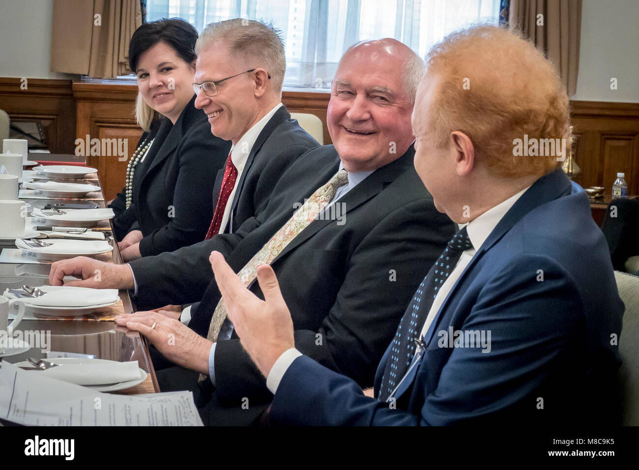 Ministère de l'Agriculture Secrétaire ) Sonny Perdue participe à un forum organisé par le Wall Street Journal au siège de l'USDA dans le bâtiment fédéral Jamie L. Whitten à Washington, D.C., le 7 mars 2018. L'événement, qui dispose d''une session de questions et réponses est une continuation de la série Forum alimentaire mondiale et suit un événement similaire à laquelle ont participé le Secrétaire perdue en octobre 2017. USDA Banque D'Images