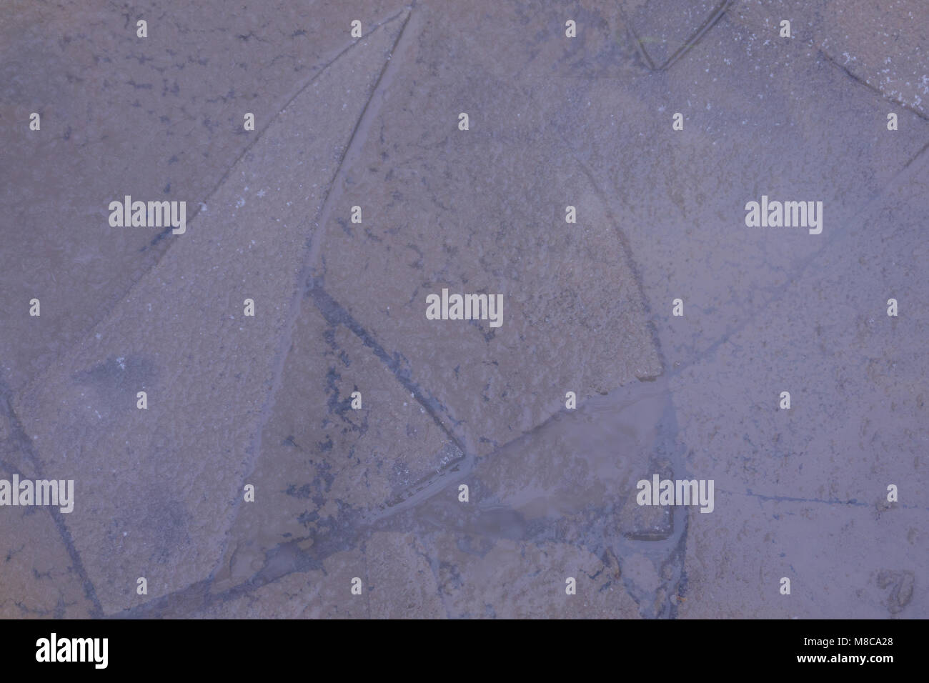 Fissures sur une surface de glace de la rivière, un contexte naturel Banque D'Images