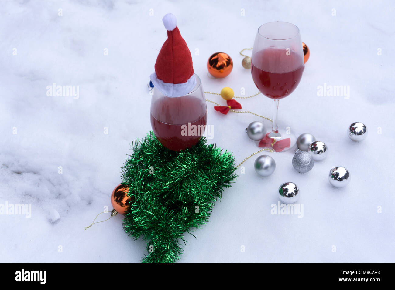 L'esprit de Noël jouets et vin en soirée. La célébration des vacances de Noël. Banque D'Images