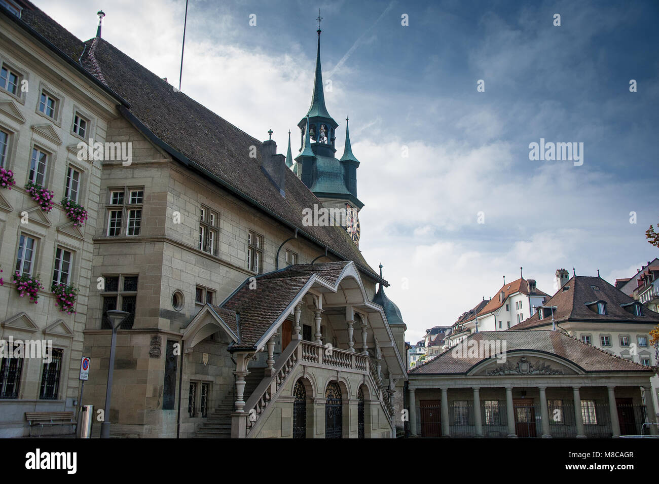 La place de l'hôtel de ville, Fribourg, Suisse : scène pittoresque de façades gothiques, et clocher de l'église Banque D'Images