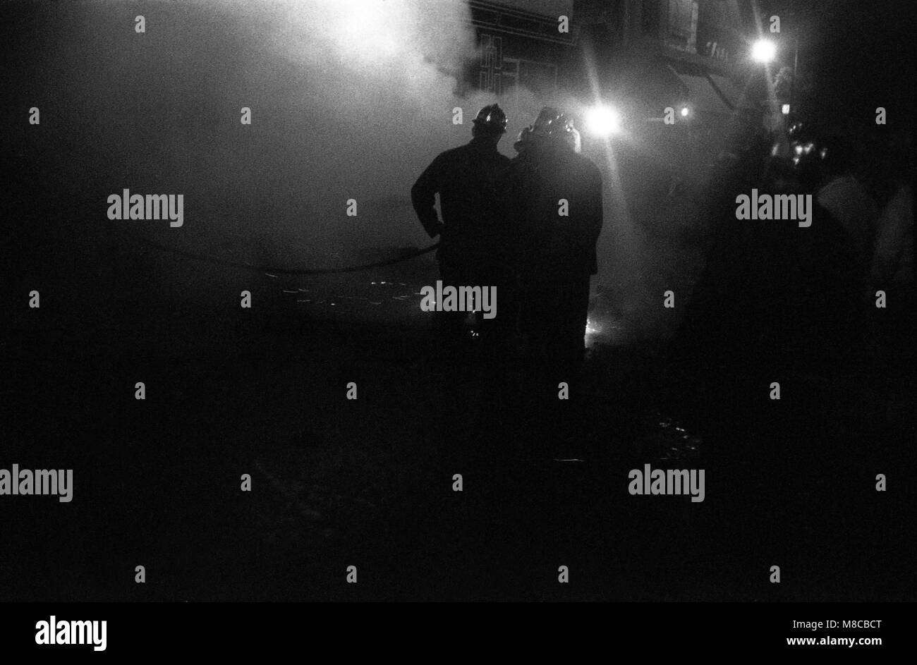 Philippe Gras / Le Pictorium - Mai 68 - 1968 - France / Ile-de-France (région) / Paris - Les pompiers d'intervenir sur les incendies après les affrontements Banque D'Images