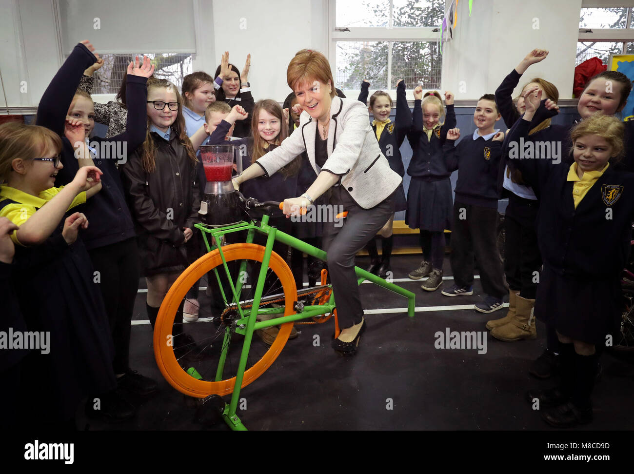 Premier ministre Nicola Sturgeon essaye un smoothie de décisions au cours de vélo dans un atelier de réparation bikeability avec les élèves à l'école primaire en Wellshot Glasgow comme elle lance la dernière ronde de financement du défi climatique qui comprend le 1000ème bénéficiaire, le vélo pour bon projet de l'école. Banque D'Images