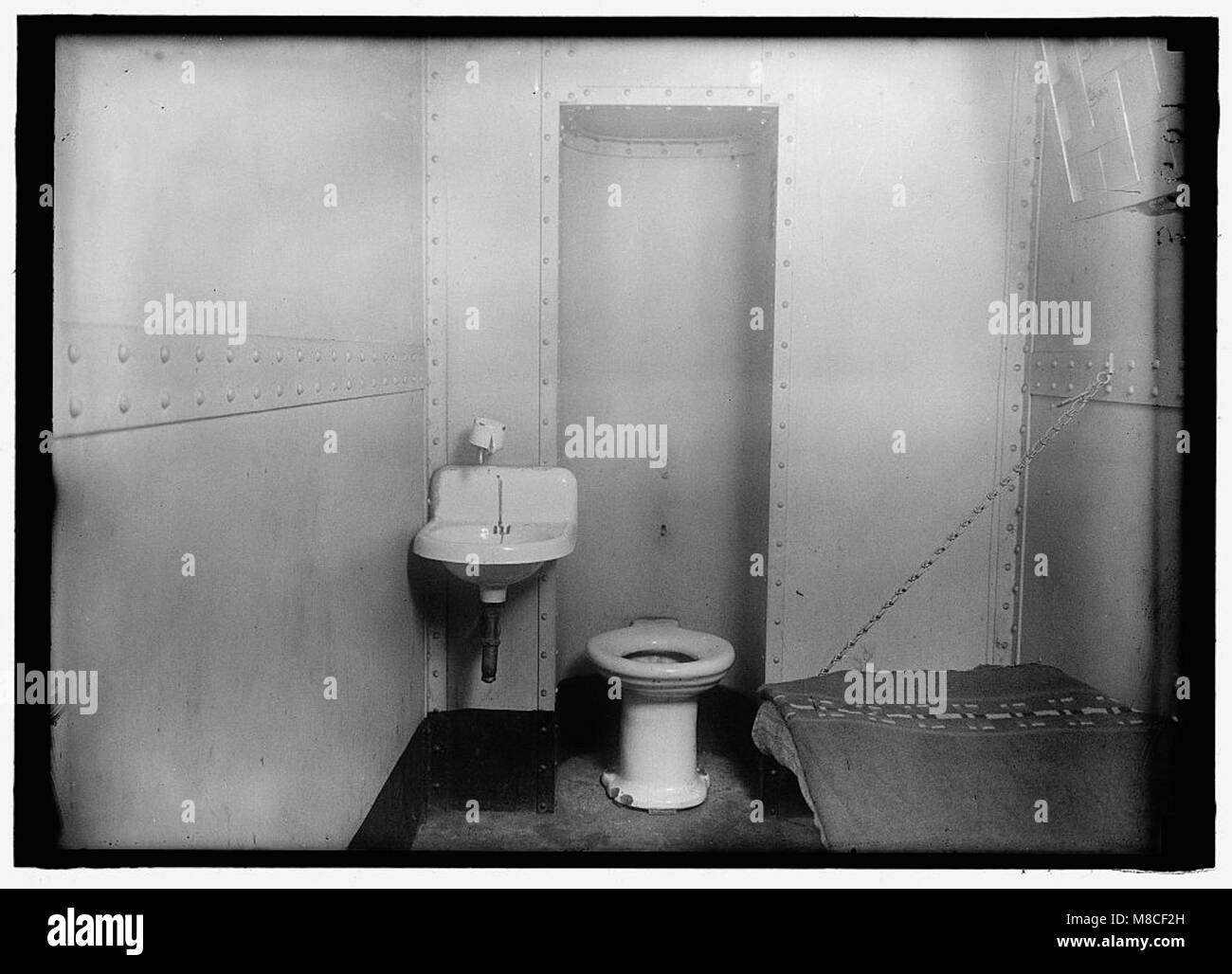 Une série de photographies capturant diverses vues de la prison de Washington, mettant en valeur l'architecture, l'environnement et le contexte historique du bâtiment. Banque D'Images