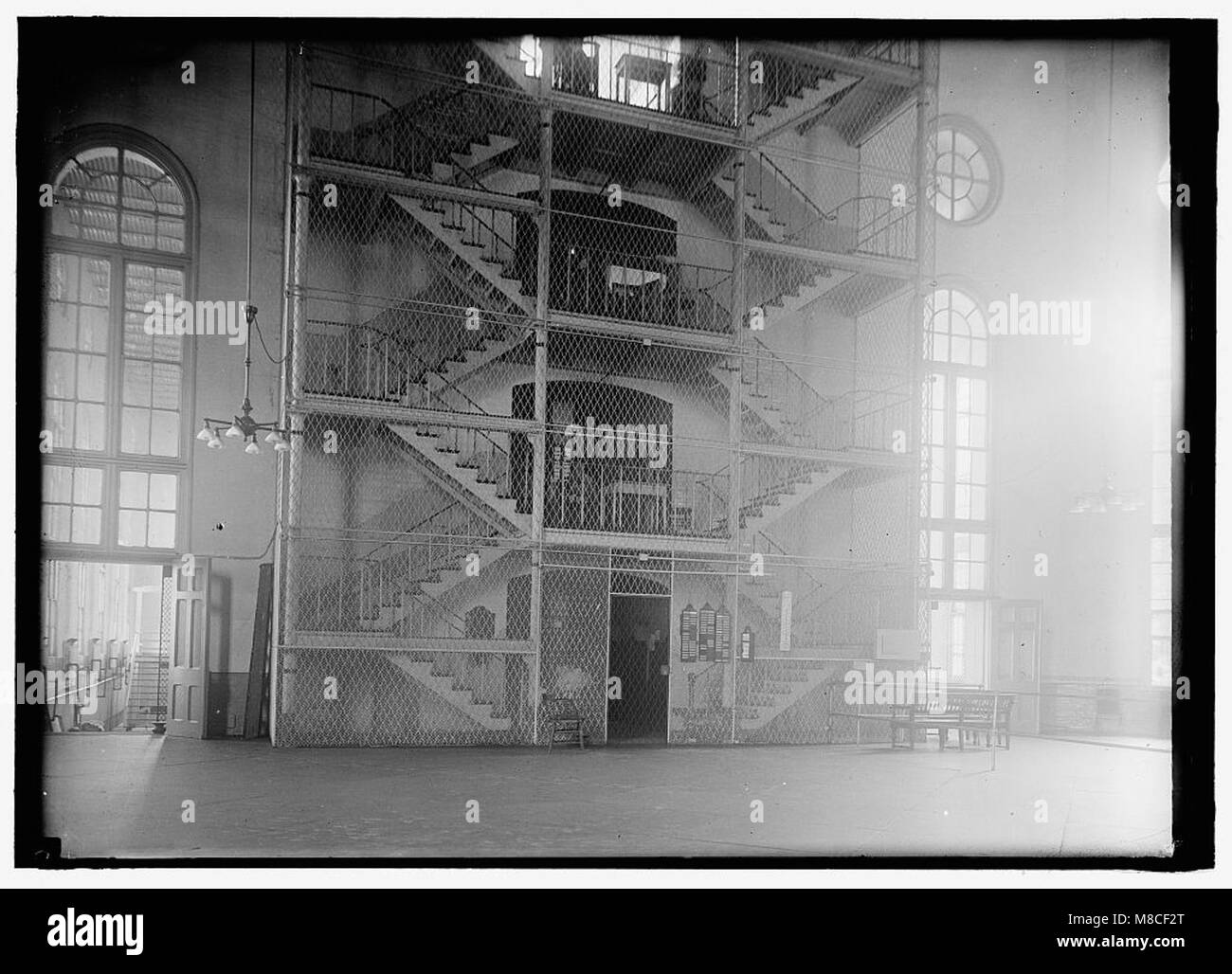 Une série de photographies montrant diverses vues de la prison du district de Columbia, reflétant la disposition architecturale et l'environnement de l'établissement pendant ses années d'exploitation. Banque D'Images