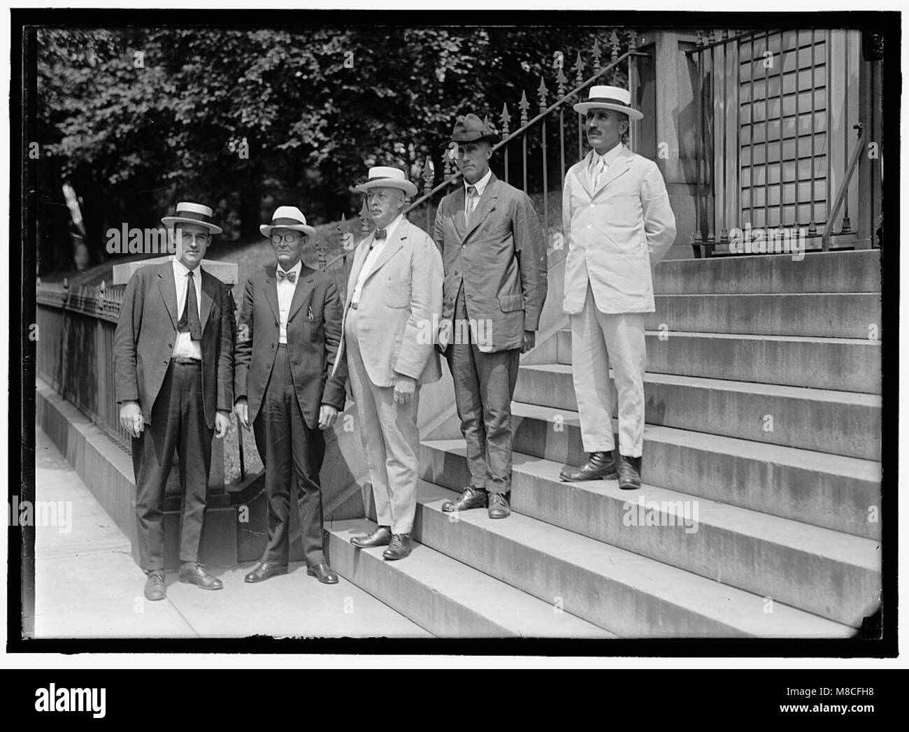 Cette photographie représente un groupe d'agriculteurs à la Maison Blanche, reflétant leur visite à la résidence présidentielle américaine dans le cadre de discussions agricoles et d'engagement politique au début du XXe siècle. Banque D'Images Cette photographie représente un groupe d'agriculteurs à la Maison Blanche, reflétant leur visite à la résidence présidentielle américaine dans le cadre de discussions agricoles et d'engagement politique au début du XXe siècle. Banque D'Images