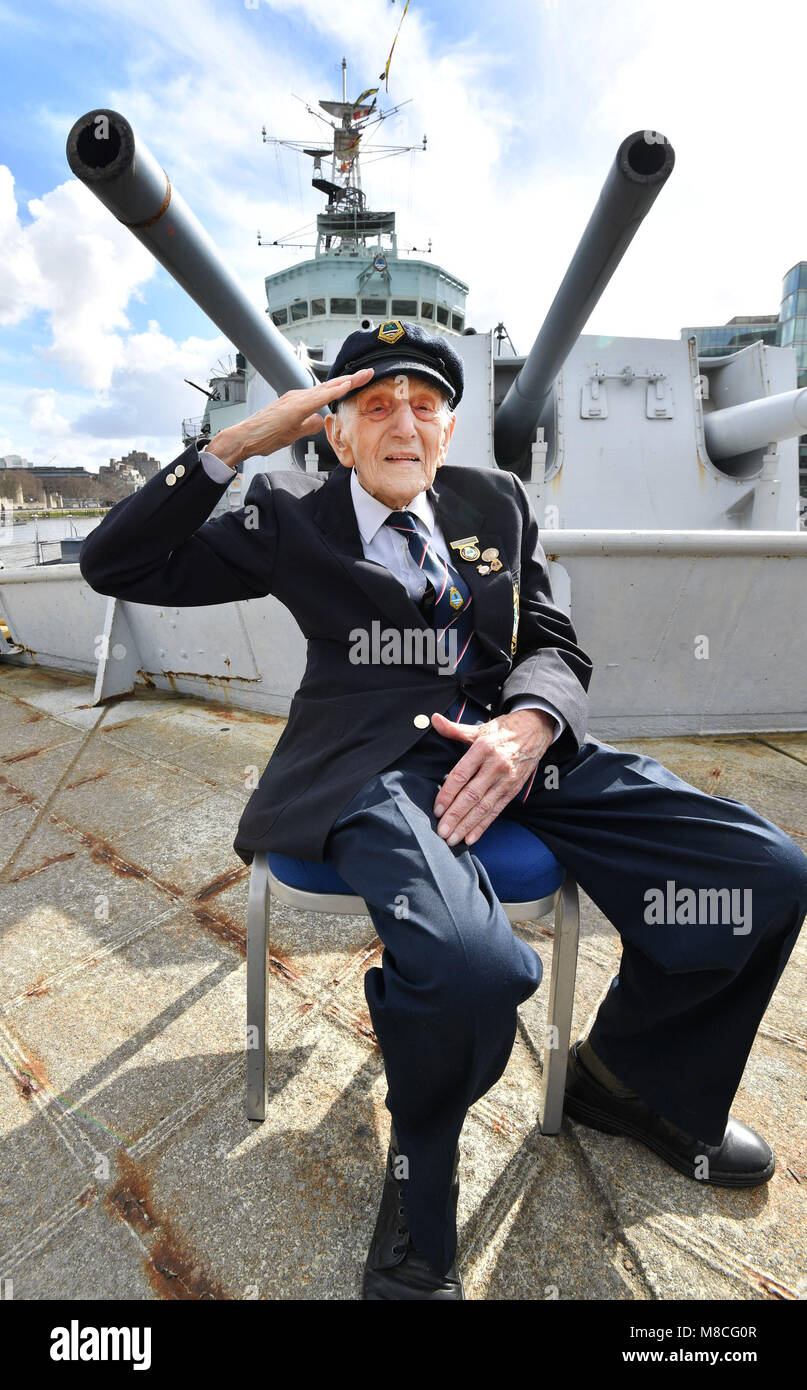 John Harrison âgés de 104, se trouve sur le pont avant du HMS Belfast en face d'une tourelle à canon, qu'il a prescrits pendant la Seconde Guerre mondiale, alors que les anciens combattants qui ont servi sur le navire de guerre dans les années 1940, 1950 et 1960 répondre à bord du bateau historique sur la Tamise à Londres pour marquer son 80e anniversaire. Banque D'Images