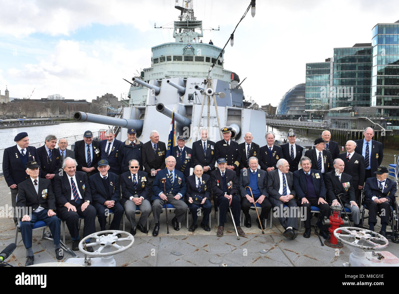 Des anciens combattants qui ont servi sur le HMS Belfast dans les années 1940, 1950 et 1960 répondre à bord du navire historique sur la Tamise à Londres pour marquer son 80e anniversaire. Banque D'Images