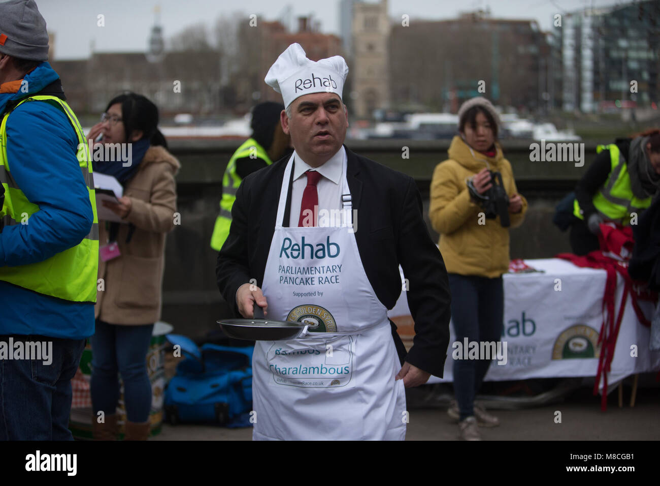 La 21e édition de la course de crêpes parlementaire Rehab, appuyé par Lyle's Golden Syrup, entre une équipe de députés et médias à Victoria Tower Gardens, Millbank. En vedette : Bambos Charalambous MP Où : London, England, United Kingdom Quand : 13 Feb 2018 Credit : Wheatley/WENN Banque D'Images