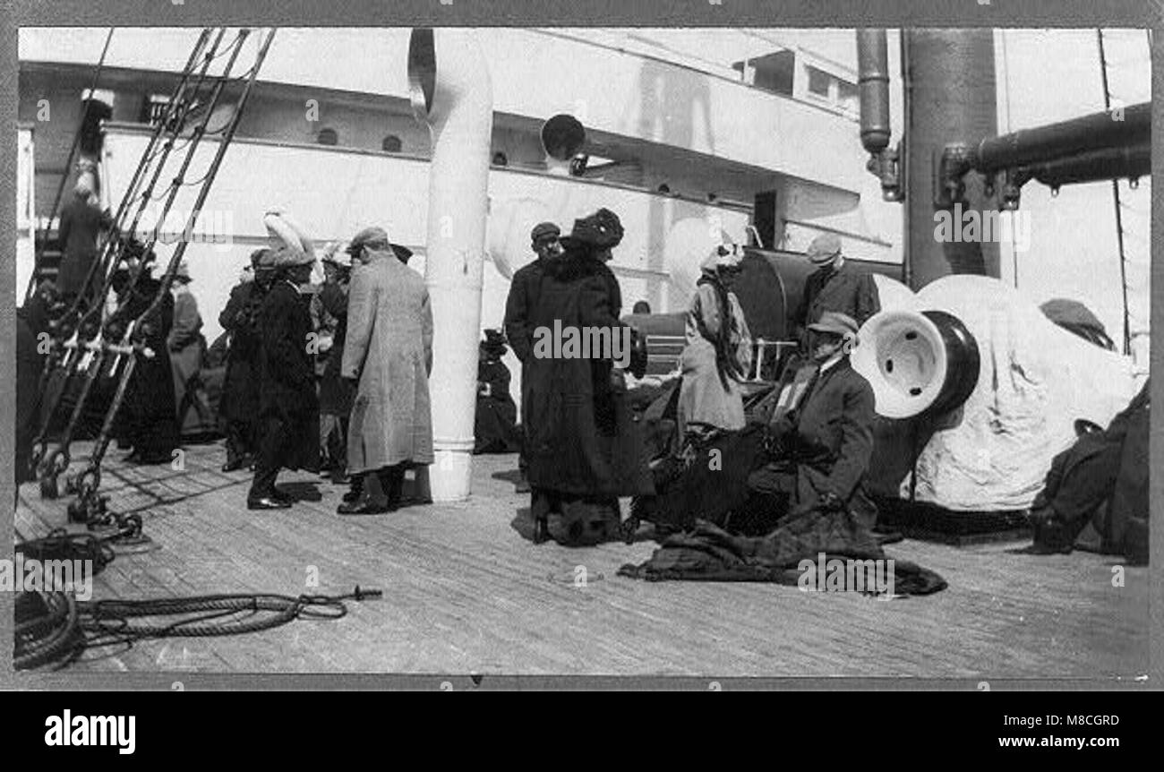 Des groupes de survivants du Titanic à bord du navire de sauvetage CARPATHIA- Groupe non identifié sur le pont RCAC2002721379 Banque D'Images