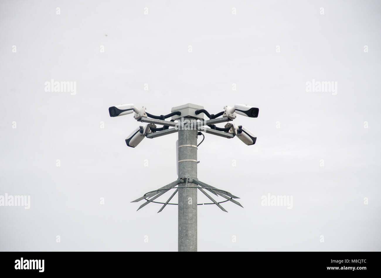 Groupe de caméras de sécurité sur perche Banque D'Images