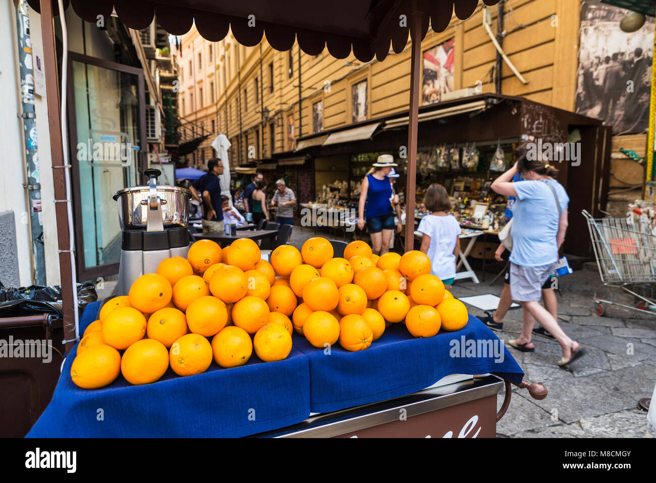 Palerme, Italie - 10 août 2017 : stand de jus d'Orange sur un marché aux puces dans une rue avec des gens qui marchent dans la vieille ville de Palerme en Sicile, Italie Banque D'Images