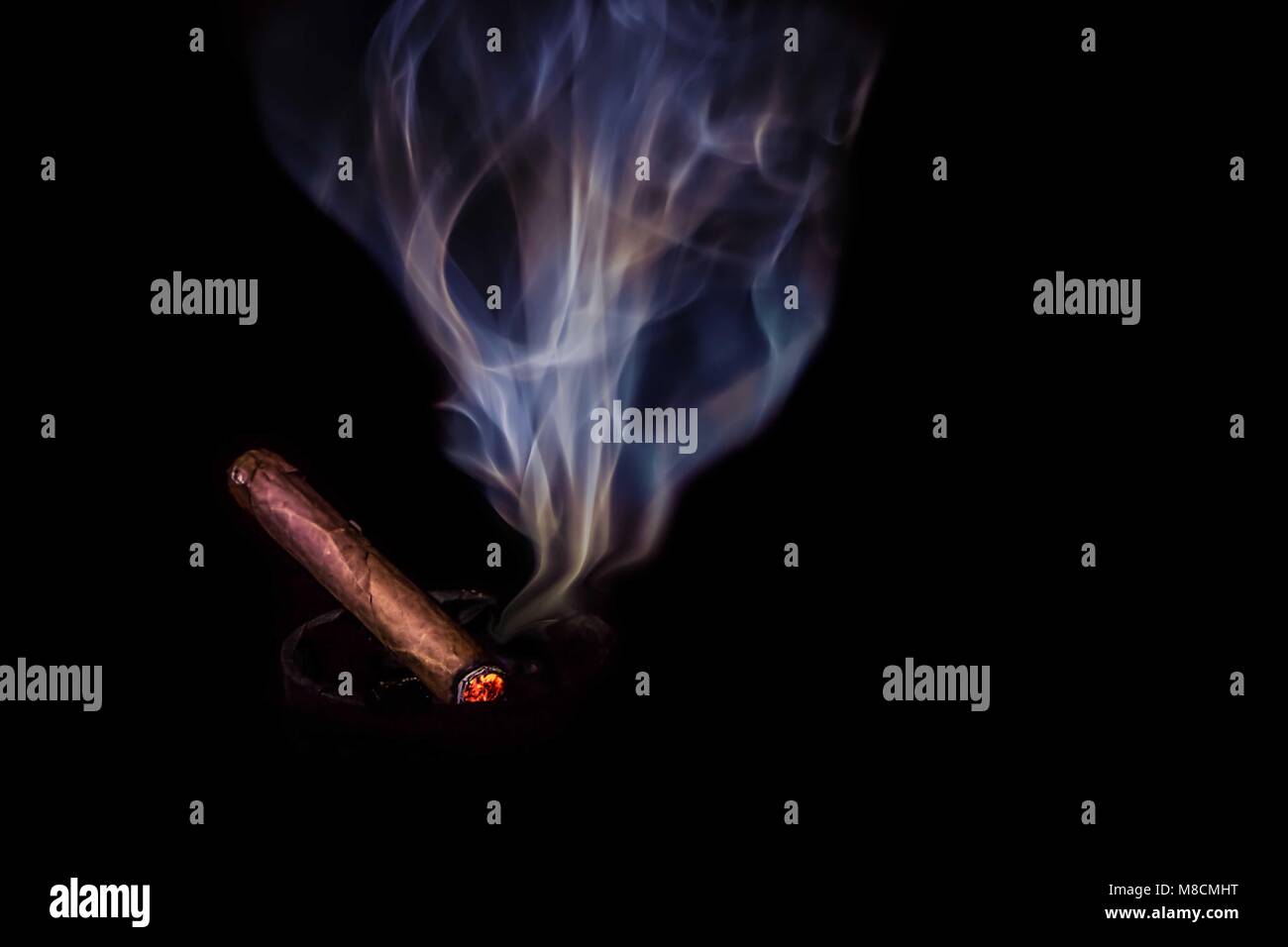 Juste un cigare, un stogey, et un peu de fumée dans une pièce. Banque D'Images