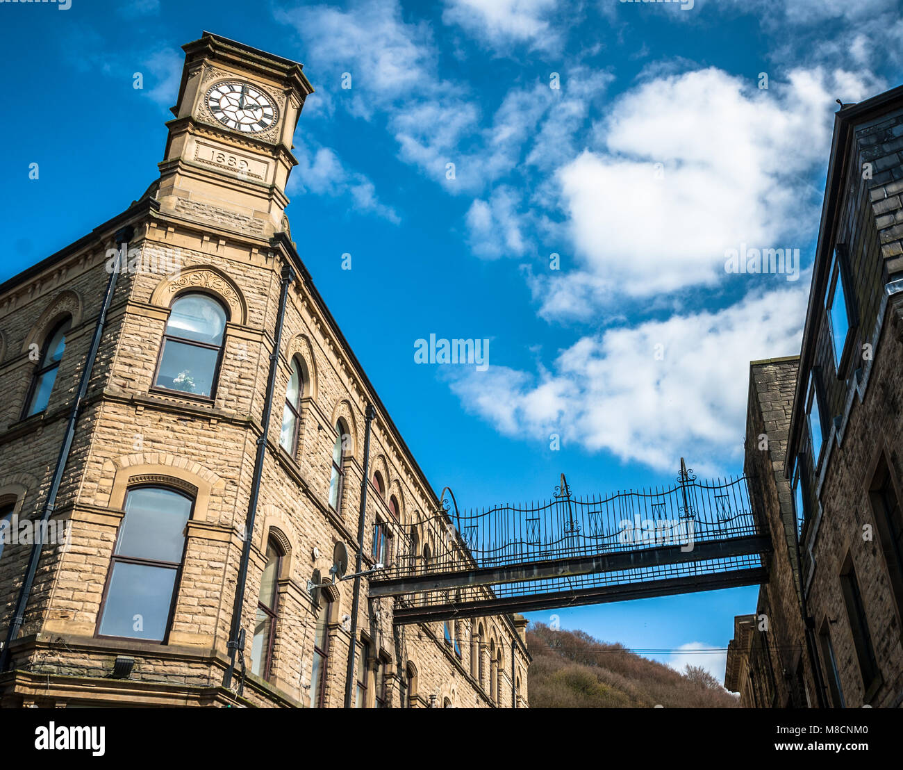 Les bâtiments Carlton à Hebden Bridge, West Yorkshire. Avec tour de l'horloge et passerelle désaffectée. Banque D'Images