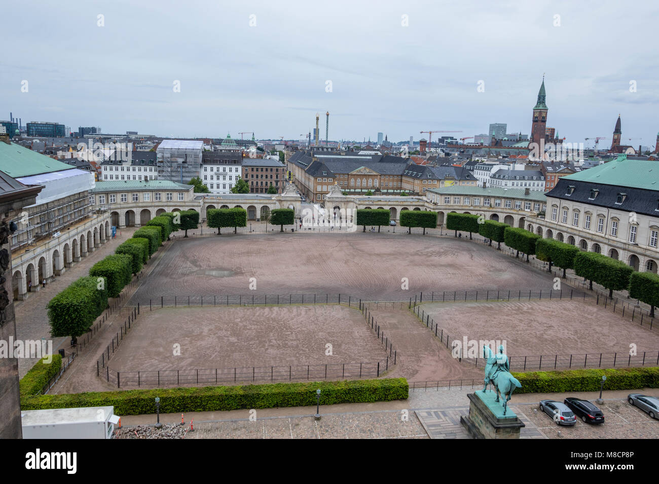 Ridebanen au Palais de Christiansborg Slotsholmen avec le parlement danois Banque D'Images