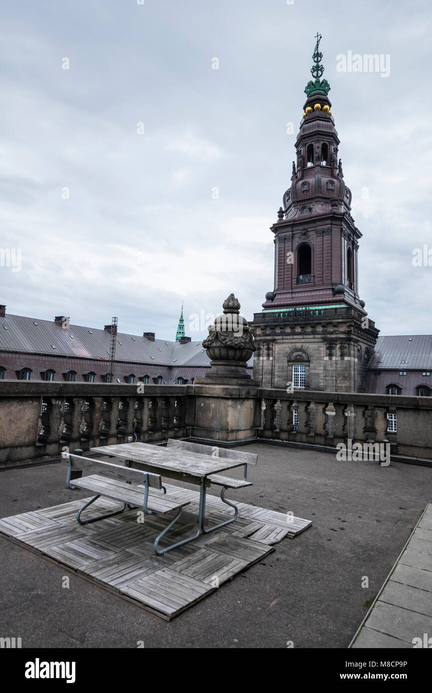 Terrasse sur le toit au Palais de Christiansborg Slotsholmen avec le parlement danois Banque D'Images