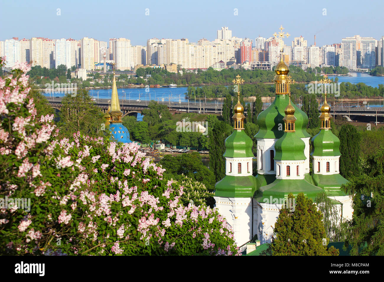 Vue du monastère de printemps Vydubychi et Dniepr avec lilac blossom dans jardin botanique à Kiev, Ukraine Banque D'Images