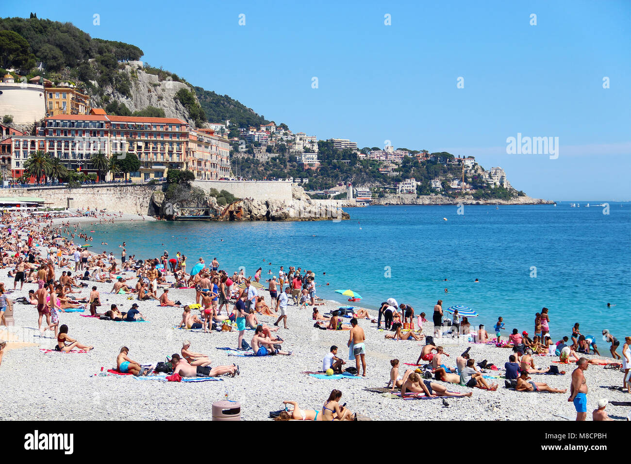NICE, FRANCE - 22 juin 2016 : Château bondé plage et ville de Nice, Côte d'Azur Banque D'Images