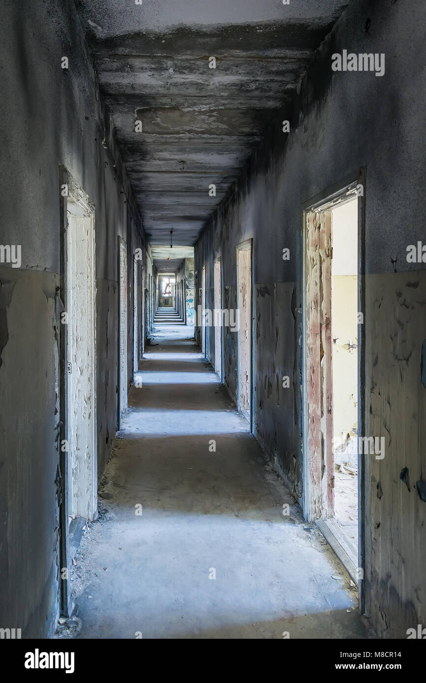 Dans le Corridor de l'hôpital abandonné Banque D'Images