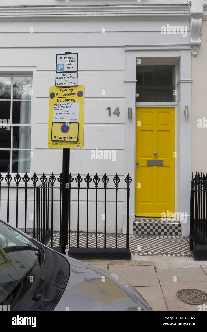 Une tendance lampadaire et arbre sur un coin de rue de Holland Park dans le quartier royal de Kensington et Chelsea, le 13 mars 2018, à Londres, en Angleterre. Banque D'Images