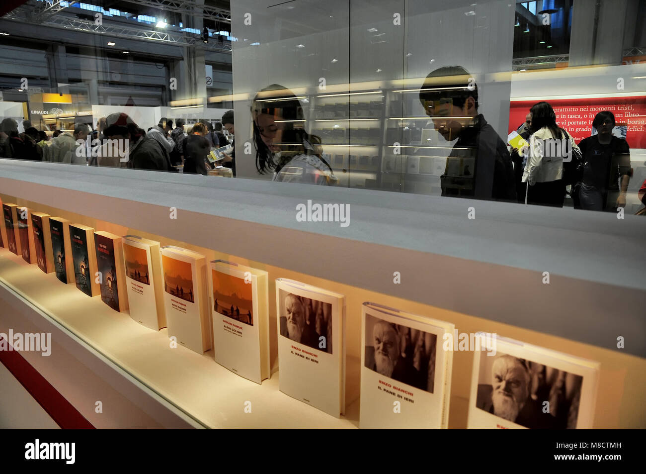 Vue de la foule de la foire du livre dans un stand avec des livres en premier plan ligne Turin Italie circa Mai 2017 Banque D'Images