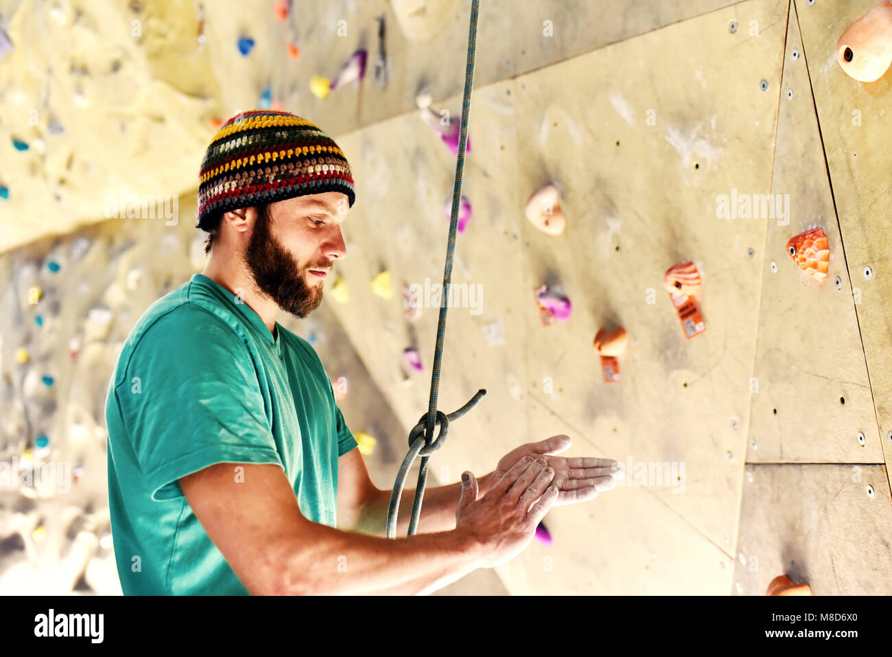 Dans un hall sportif boulder se frotte les mains avec de la craie, de l'établissement sport escalade Banque D'Images