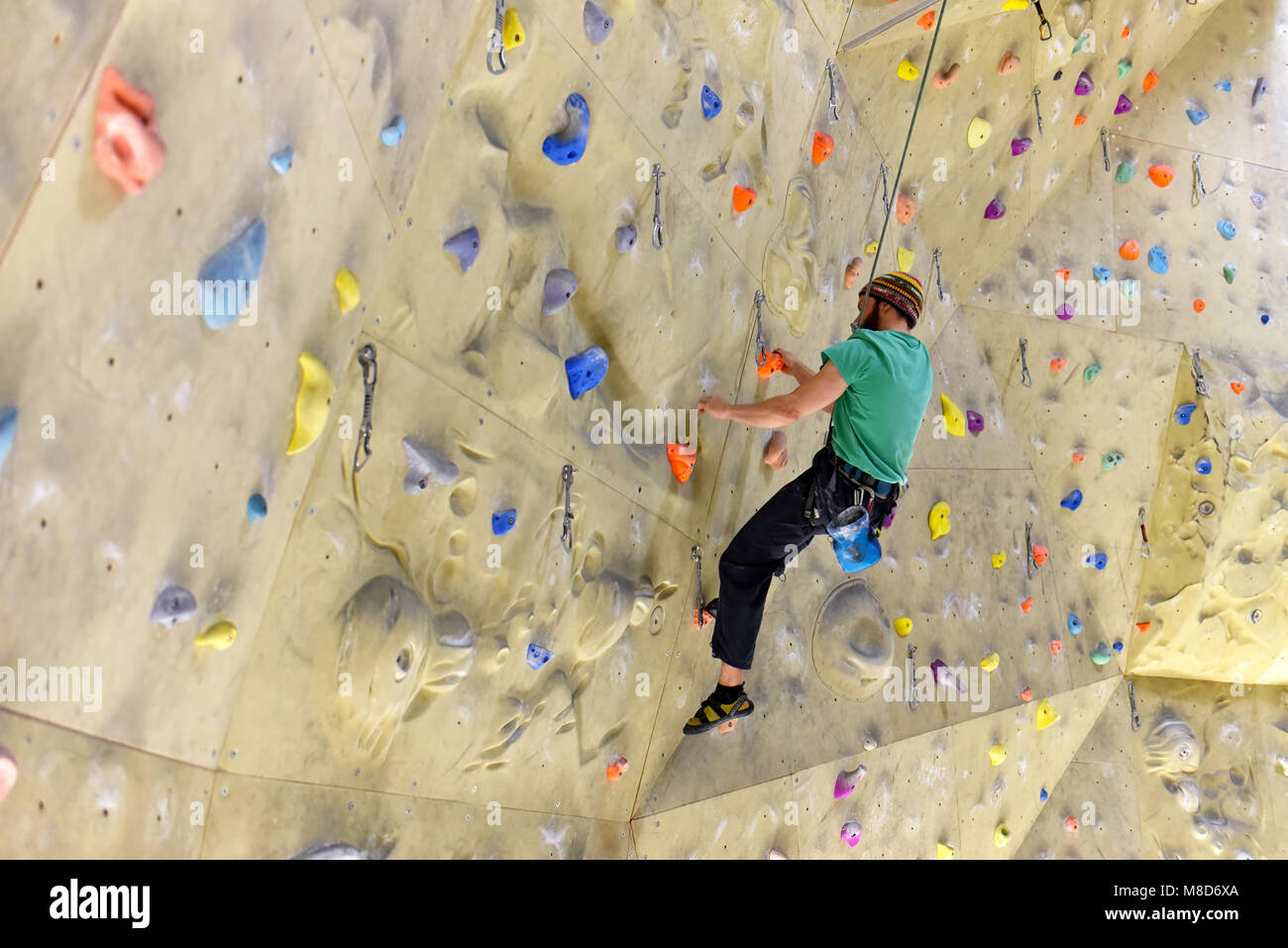 Les gens dans une salle de l'escalade escalade - sports en salle Banque D'Images