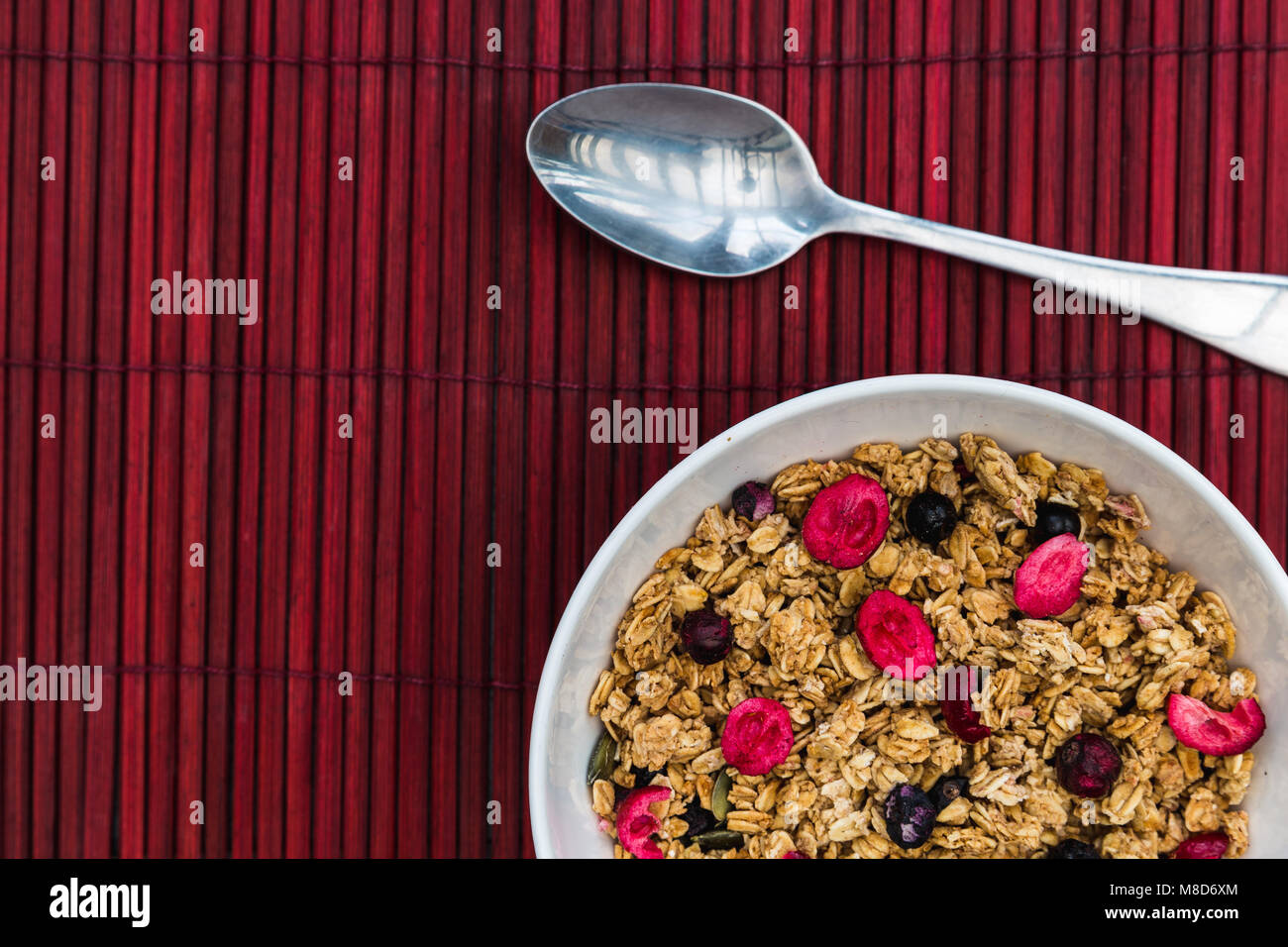 Muesli céréales petit déjeuner dans un bol avec cuillère  + copy space Banque D'Images